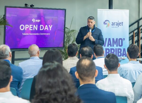 Víctor Pacheco Méndez se dirige a los aspirantes.