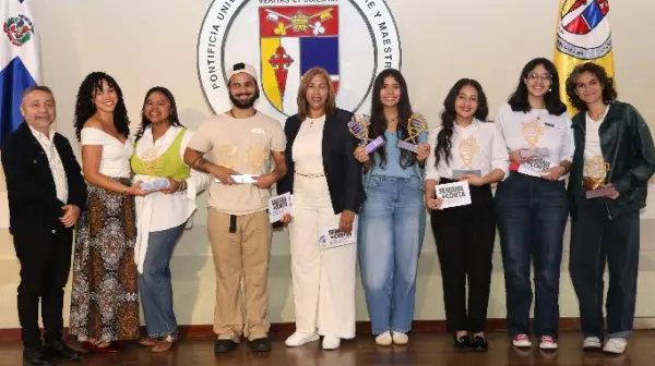 Ganadores de Semana más Corta 2026, junto a la profesora Ana Bélgica Güichardo.