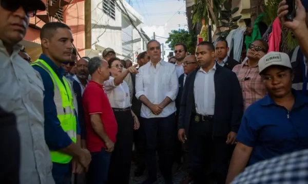 El presidente Luis Abinader y Carolina Mejía impulsan obras para eliminar laguna que afecta al sector desde hace décadas.