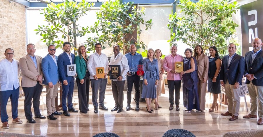 Reconocidos junto a los ejecutivos de Reid & Compañía.