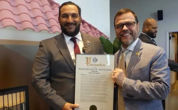 Los ejecutivos de la empresa reciben la distinción.