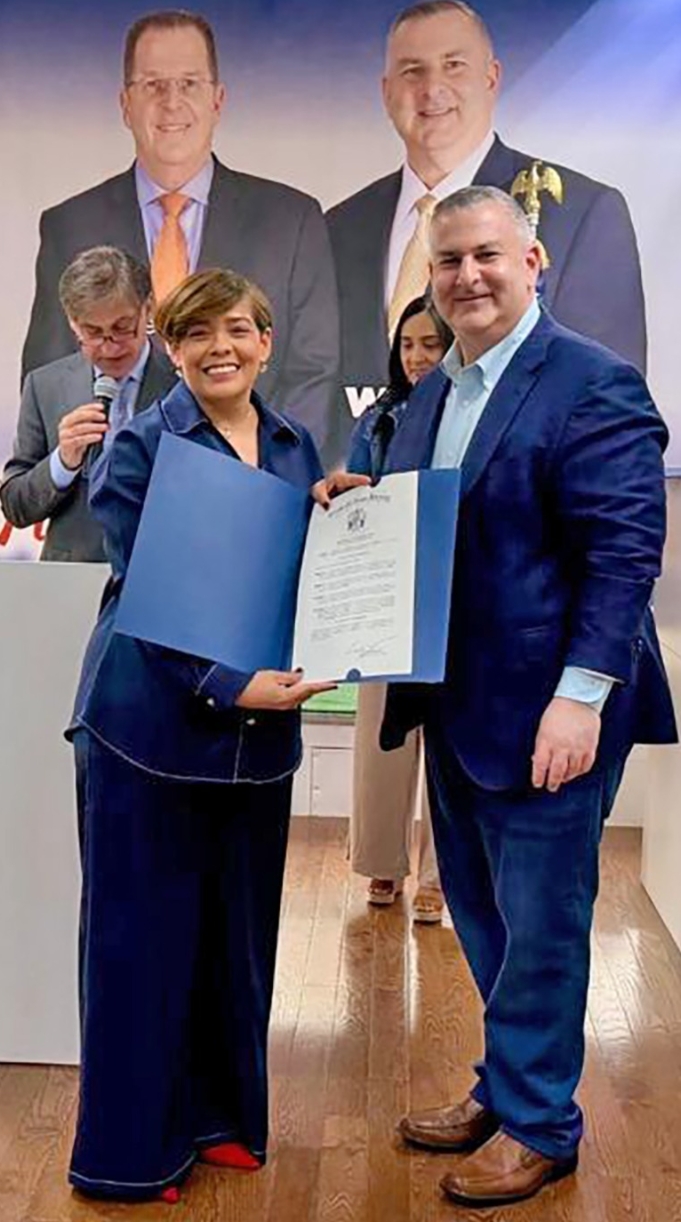 Ana Mercy Otáñez recibe el  reconocimiento que destaca su proyección internacional.