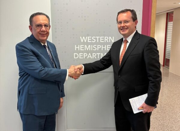 Valdez Albizu y Nigel Chalk.