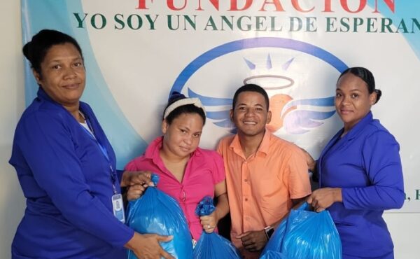 Miembros de la fundación durante  donativo.