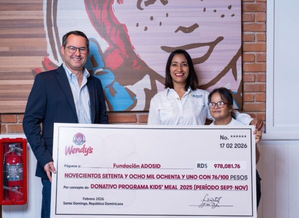 Ejecutivos de la entidad entregan el donativo.