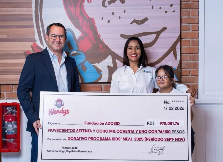 Ejecutivos de la entidad entregan el donativo.
