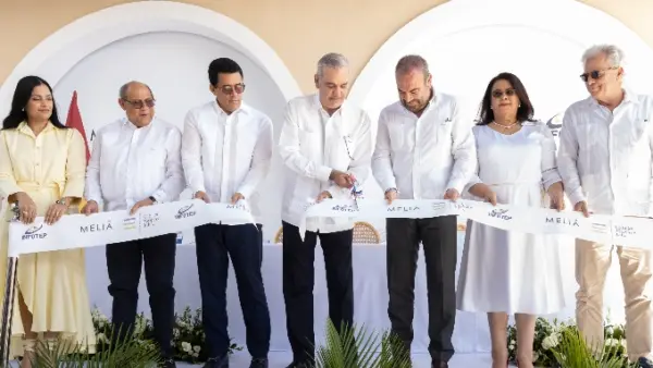 Luis Abinader realiza corte de cinta junto a Gabriel Escarrer, David Collado, Álvaro Sans, Lissa Bueno, Maira Morla y Rafael Santos.
