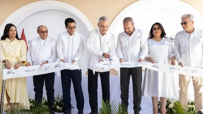 Luis Abinader realiza corte de cinta junto a Gabriel Escarrer, David Collado, Álvaro Sans, Lissa Bueno, Maira Morla y Rafael Santos.