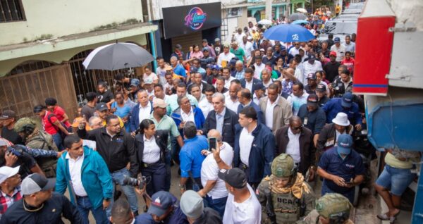 Luis Abinader inicia recorridos en comunidades afectadas y promete compensaciones a familias vulnerables. fuente externa