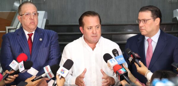 Momentos en que Paliza ofrece detalles sobre cómo seguirá el diálogo. Le acompañan Magín Díaz y Yayo Sanz Lovatón.