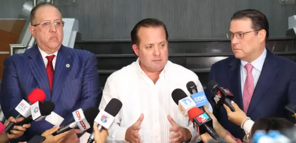 Momentos en que Paliza ofrece detalles sobre cómo seguirá el diálogo. Le acompañan Magín Díaz y Yayo Sanz Lovatón.