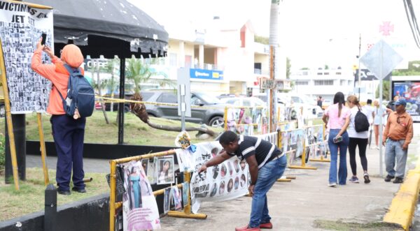 Algunas de las fotos de los fallecidos en la tragedia del Jet Set el ocho de abril del 2025 siguen en el lugar.