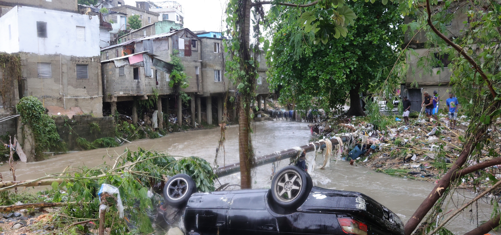 Lluvias intensas vuelven a provocar grandes inundaciones urbanas; niña muerta en SDO
