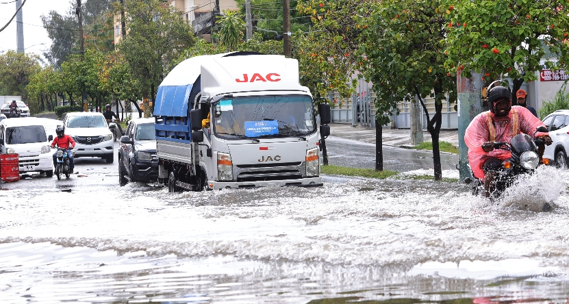 Lluvias intensas vuelven a provocar grandes inundaciones urbanas; niña muerta en SDO