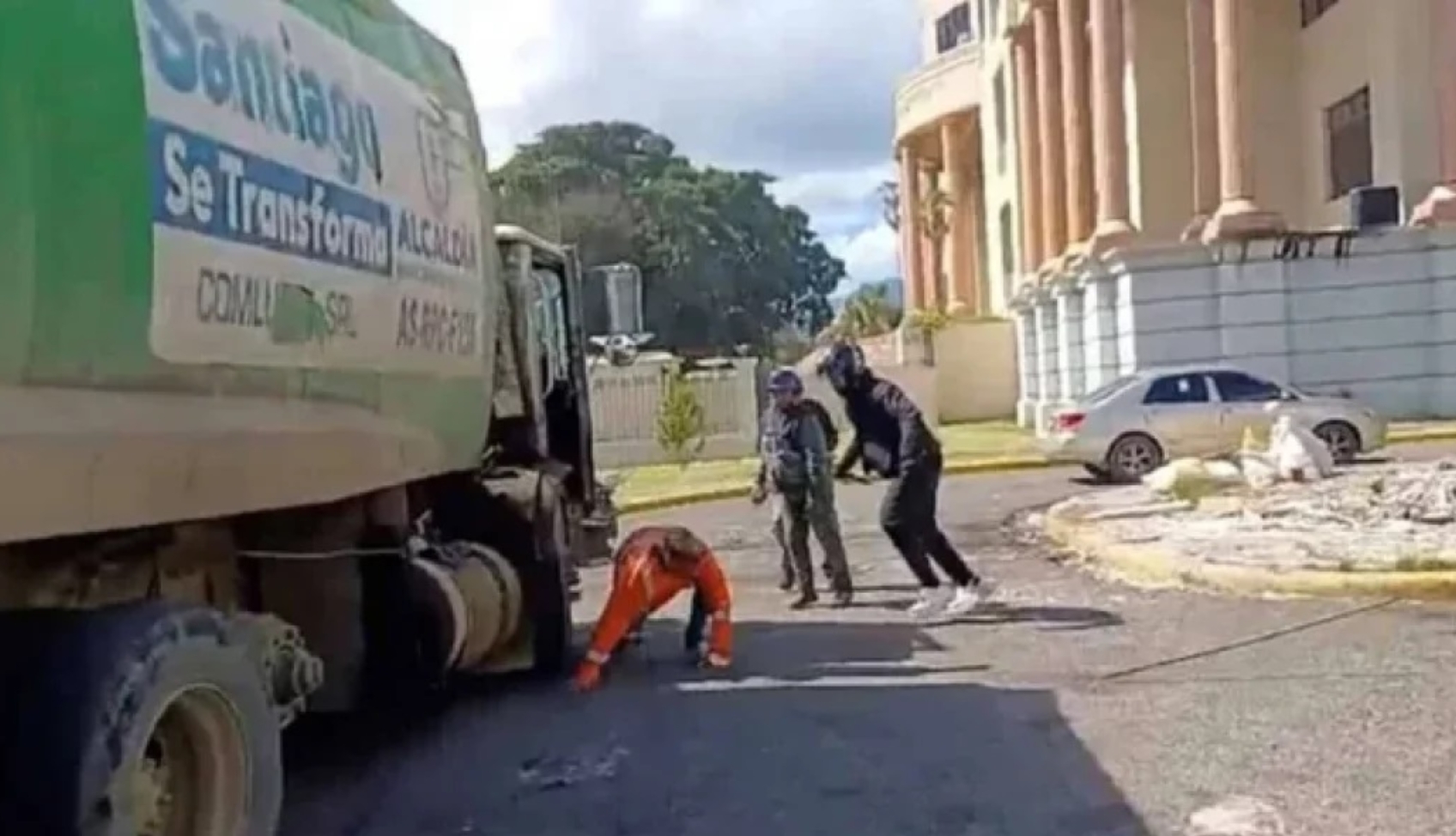 Víctima de motoristas pidió ayuda a policías, pero no se evitó su muerte