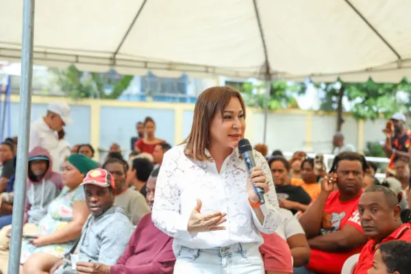 Directora general de Supérate, durante sus palabras en encuentro con comunitarios.