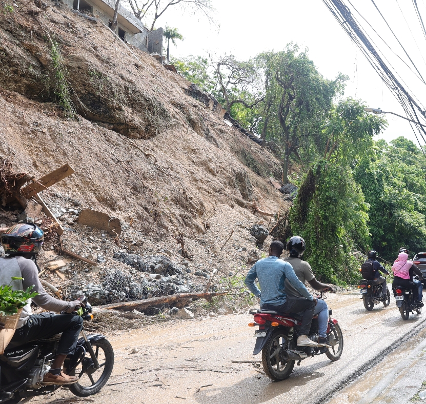 Derrumbe en Arroyo Hondo bloquea vía; 5 mil desplazados por lluvias