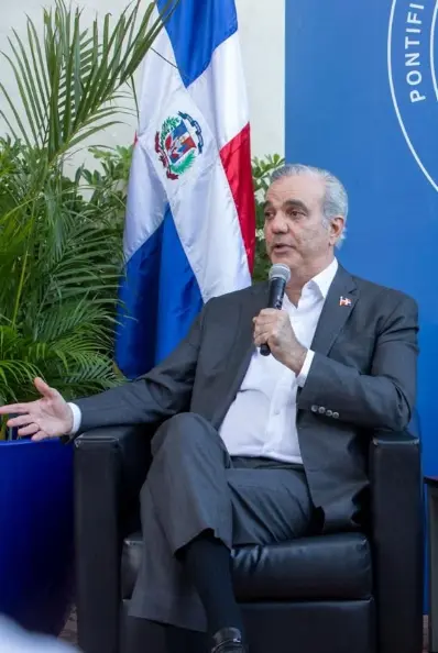 Abinader habló de liderazgo y de la educación.