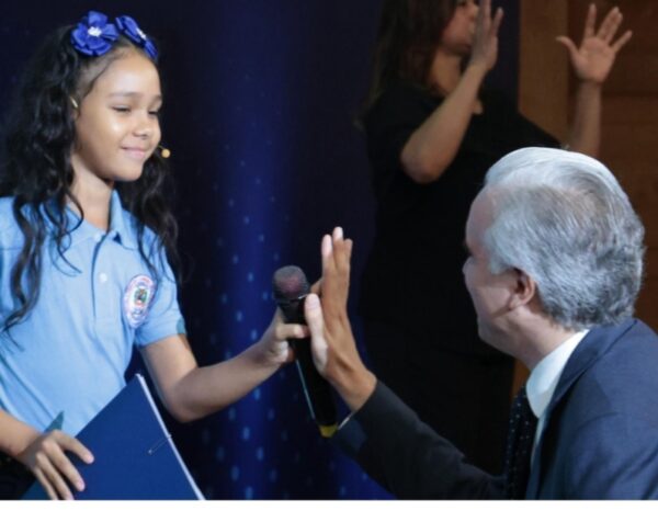 El ministro reconoció la contribución de los docentes.