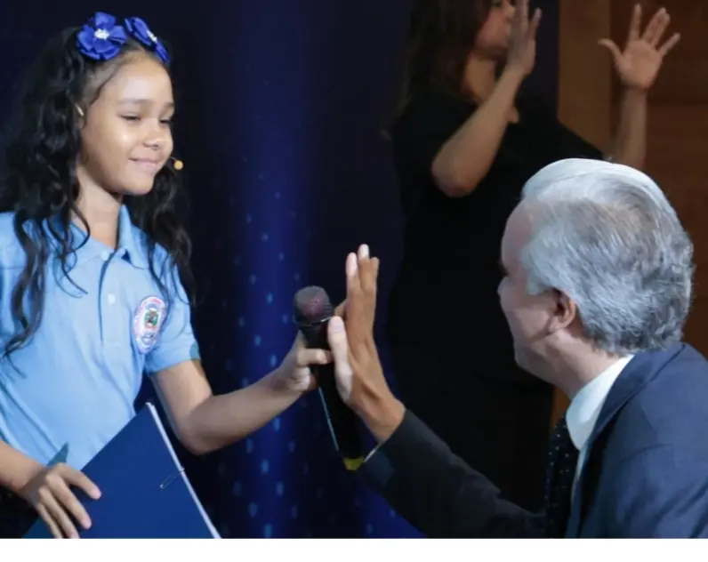 El ministro reconoció la contribución de los docentes.