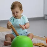 Cómo lograr que un bebé se entretenga solo sin necesidad de recurrir a las pantallas