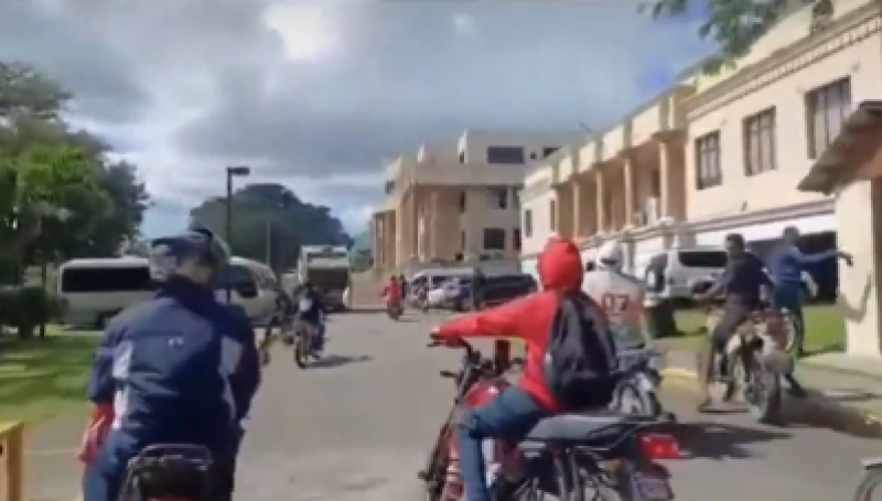 Davy fue atacado por una turba que fue creciendo sin que mediara mucha explicación.