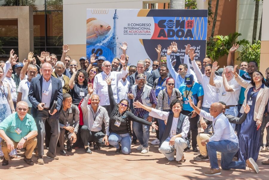 Acuacultores reunidos en el Centro León, Santiago de los Caballeros.