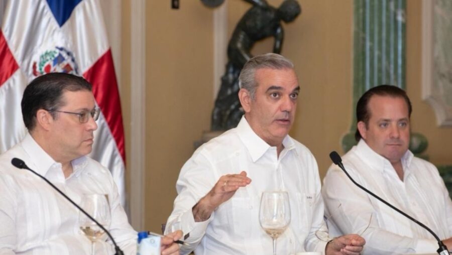 El Gobierno ha convocado al diálogo a los principales líderes de la oposición para buscar una salida consensuada.