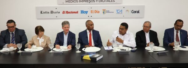 Juan Tejeda, Ángela Yadira Báez, José Alfredo Corripio, Julito Fulcar, José Monegro, monseñor Faustino Burgos y Alberto Ramírez.  Alexis monegro