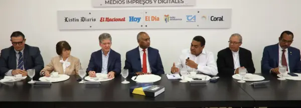 Juan Tejeda, Ángela Yadira Báez, José Alfredo Corripio, Julito Fulcar, José Monegro, monseñor Faustino Burgos y Alberto Ramírez.  Alexis monegro