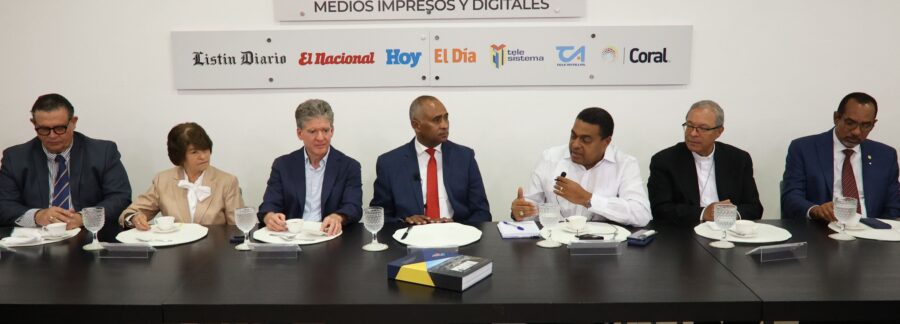 Juan Tejeda, Ángela Yadira Báez, José Alfredo Corripio, Julito Fulcar, José Monegro, monseñor Faustino Burgos y Alberto Ramírez.  Alexis monegro