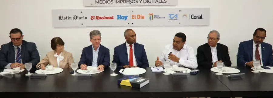Juan Tejeda, Ángela Yadira Báez, José Alfredo Corripio, Julito Fulcar, José Monegro, monseñor Faustino Burgos y Alberto Ramírez.  Alexis monegro