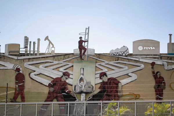 Fotografía de archivo del 15 de diciembre de 2025 de la sede de Petróleos de Venezuela (Pdvsa) en Caracas (Venezuela). EFE/ Ronald Peña R