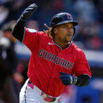 José Ramírez alcanza las 300 bases robadas y refuerza su legado histórico en MLB