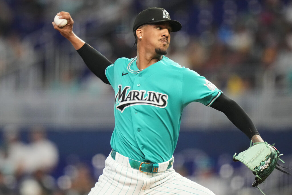 Dominicano Eury Pérez corta la racha negativa de los Marlins