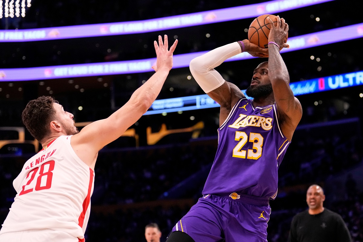 Los Lakers se quedan cortos y los Rockets resisten: ganan el quinto juego para seguir con vida