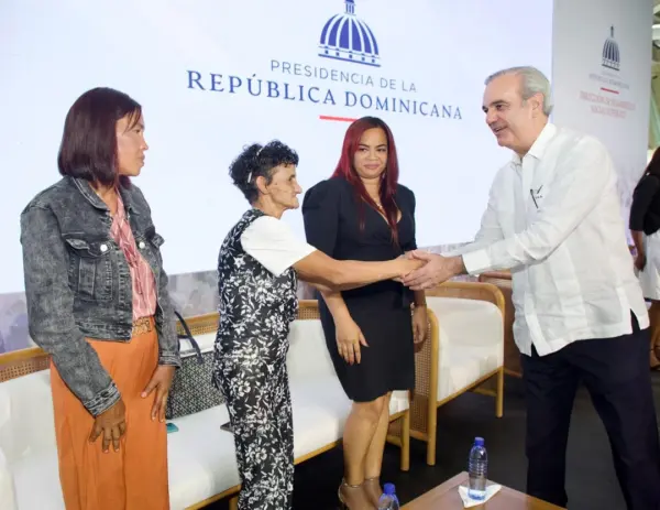 Abinader conversa con familias Superate