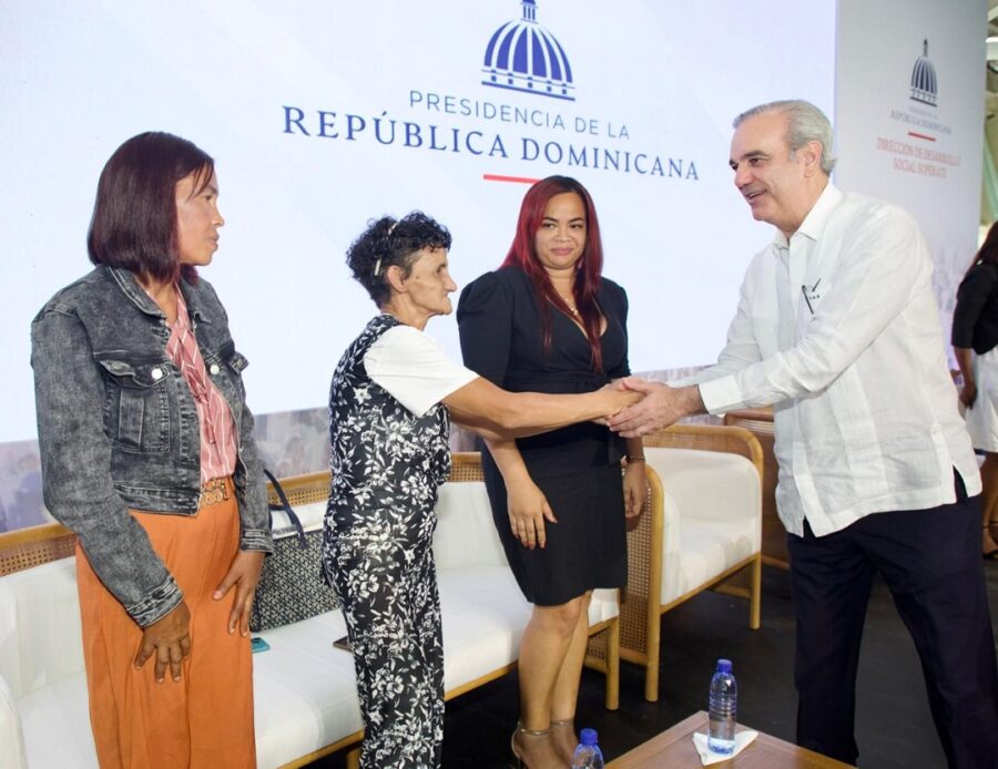 Abinader conversa con familias Superate