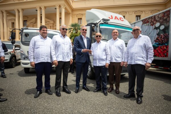 Abinader entrega vehículos