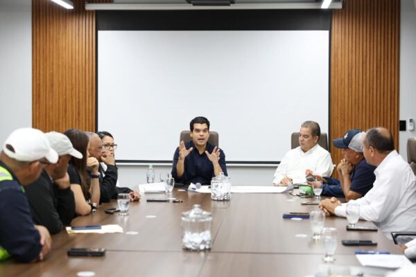 Abinader se reune con comisión