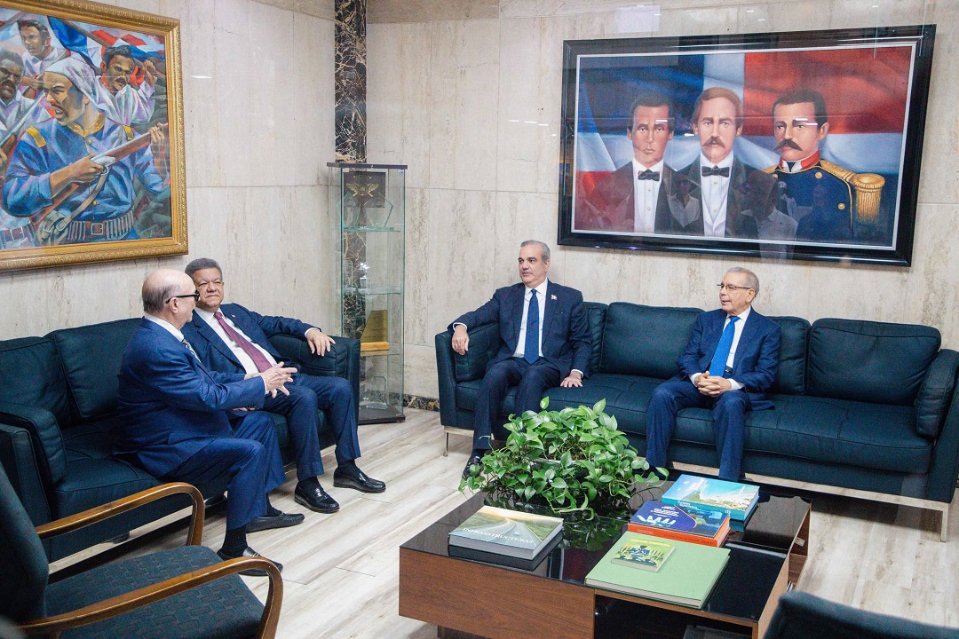 Gobierno continúa diálogo por crisis internacional; comisión se reunirá hoy con Leonel Fernández