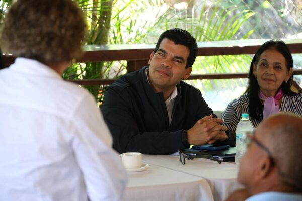 Arnaud y comunitarios