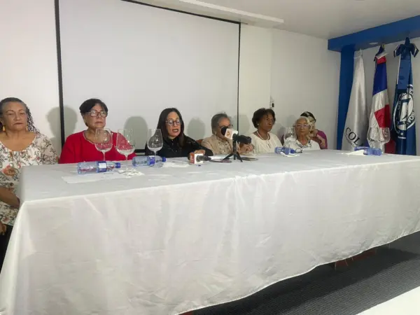 Bioanalistas pensionados denuncian exclusión y anuncian marcha hacia el Palacio Nacional.