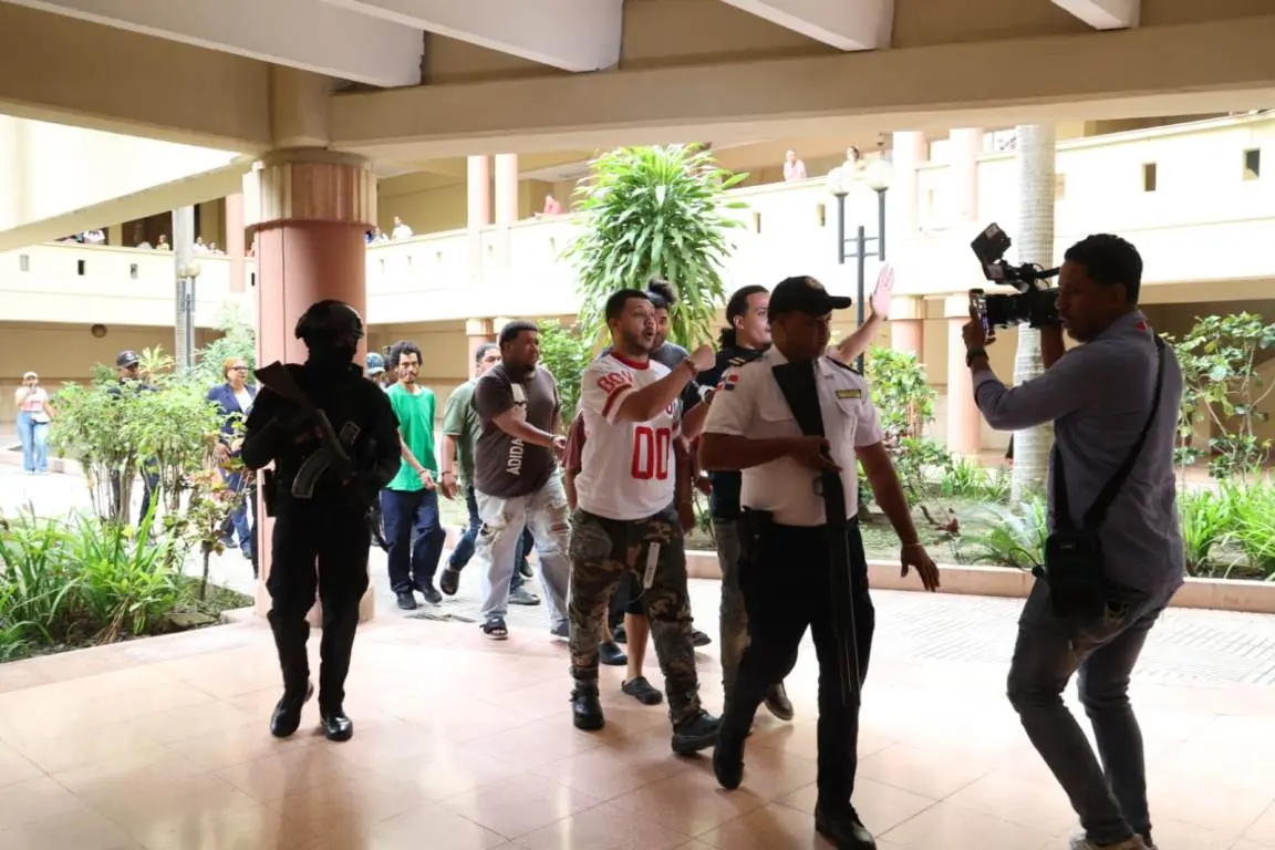 Juez aplaza conocimiento de coerción contra motoristas implicados en muerte de Deivy Carlos Abreu