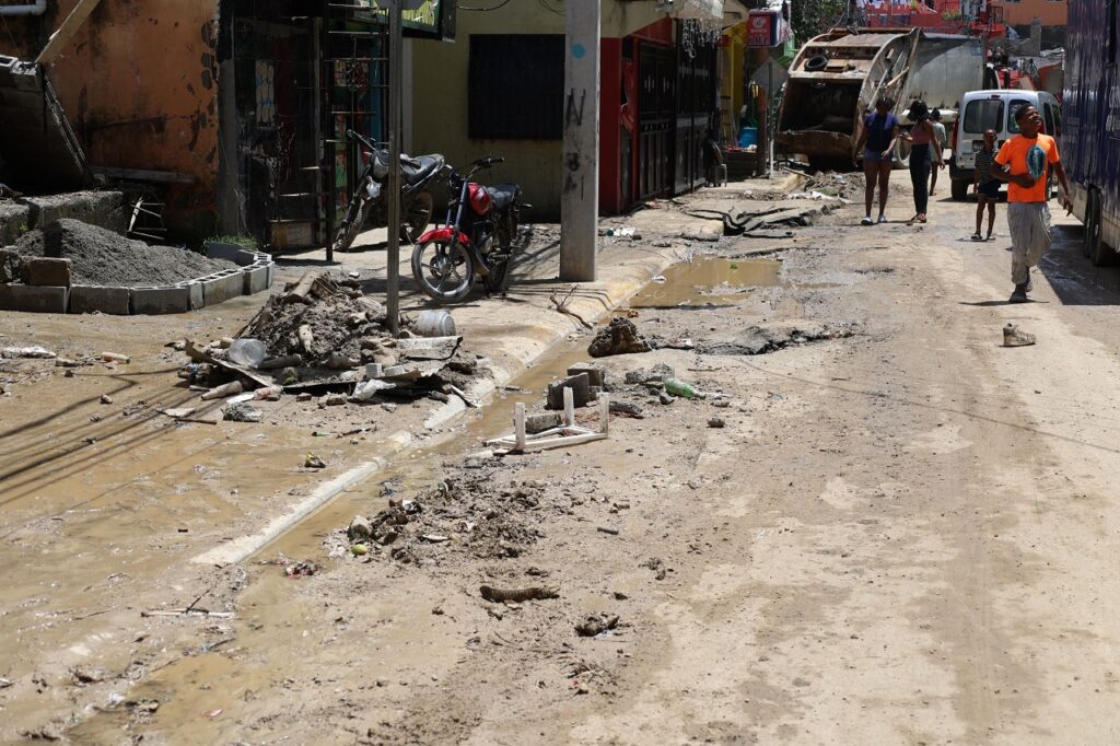 Camión recolectaba la basura que comunitarios de Las 800 sacaban de sus hogares.