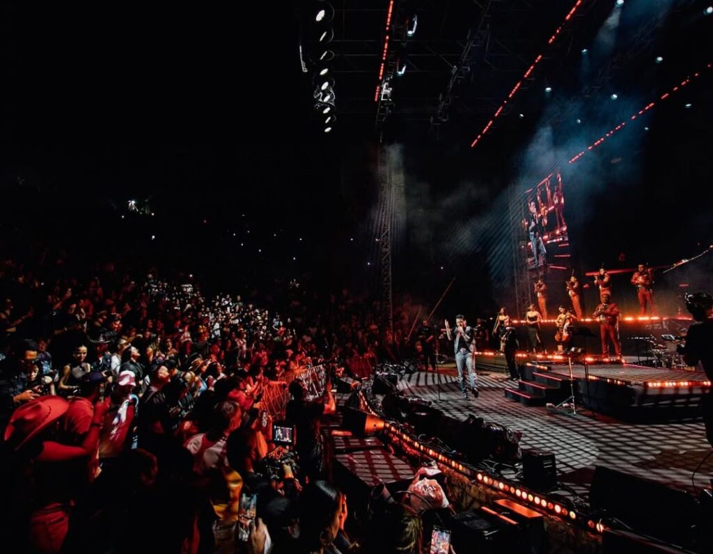 ¡La lluvia no paró la fiesta! Christian Nodal y su Pal Cora Tour cautivan Altos de Chavón