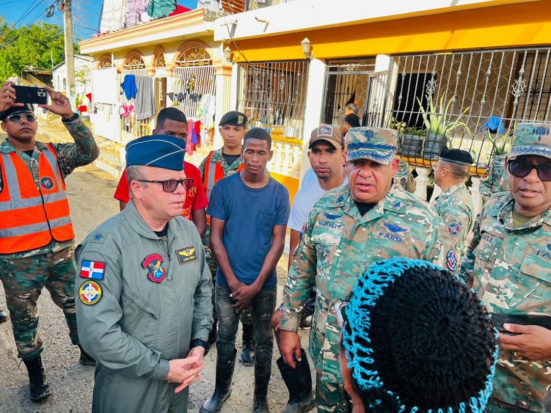 Comandante de la FARD supervisa respuesta militar ante inundaciones en Puerto Plata