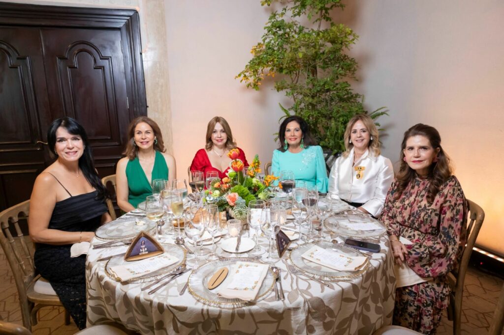 Comisión Nacional Unidos por La Altagracia reconoce a la primera dama Raquel Arbaje y a don Tato Bisonó en su primera Gala