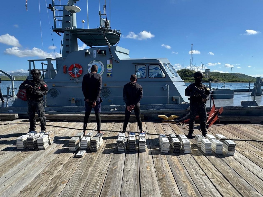 Autoridades interceptan lancha con 151 paquetes de cocaína en las costas de Peravia