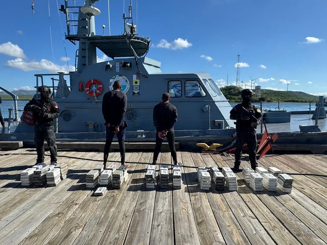 Autoridades interceptan lancha con 151 paquetes de cocaína en las costas de Peravia